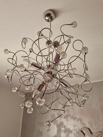 Lampadario moderno con lampada e abatjour comodino