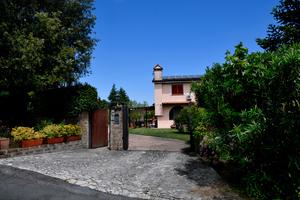 Porzione di prestigiosa villa su due livelli