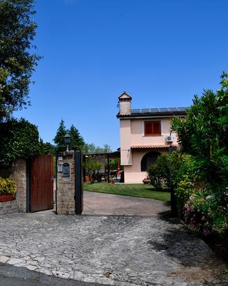 Porzione di prestigiosa villa su due livelli