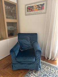 Poltrona IKEA rivestita in tessuto blu con cuscino