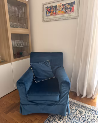 Poltrona IKEA rivestita in tessuto blu con cuscino