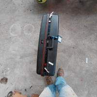 Valigia nera con chiusura a combinazione 