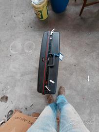 Valigia nera con chiusura a combinazione 