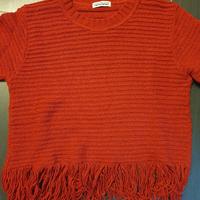 Maglione rosso con frange