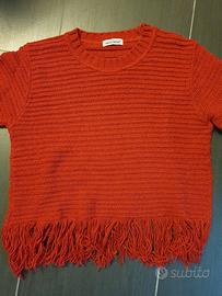Maglione rosso con frange