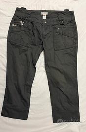 Pantaloni capri Diesel grigi