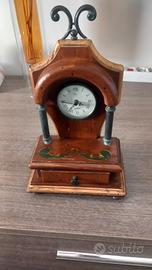 Orologio con cassetto da tavolo