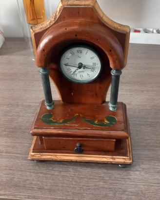 Orologio con cassetto da tavolo
