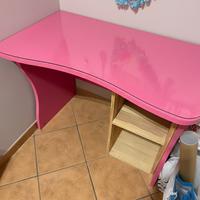 Scrivania rosa con ripiani in legno