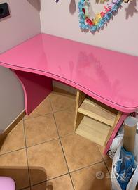 Scrivania rosa con ripiani in legno