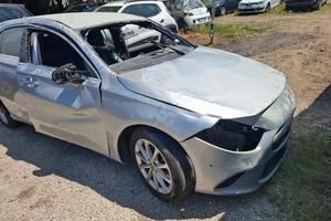 MERCEDES CLASSE A180 PREMIUM SINISTRATA 18