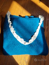Maglioncino turchese con merletto sullo scollo