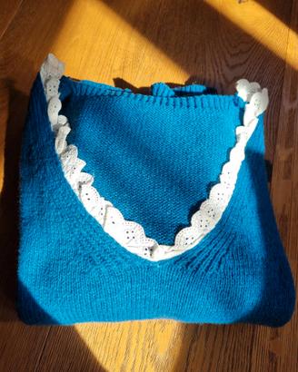 Maglioncino turchese con merletto sullo scollo