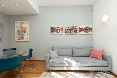 divano a tre posti azzurro/beige chiaro