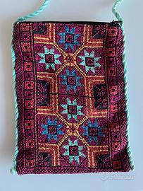 Borsa piccola con tracolla e ricamo colorato