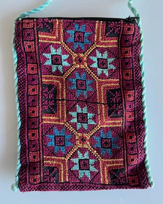 Borsa piccola con tracolla e ricamo colorato