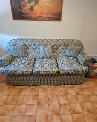 divano letto con due letti singoli e due poltrone 