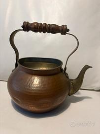 Antico bollitore in rame