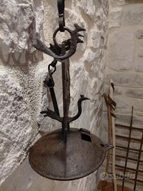 Antico lume in ferro battuto 