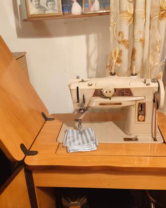 Macchina da cucire Singer con mobile