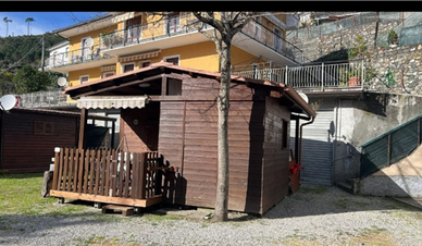 Casetta in legno con roulotte