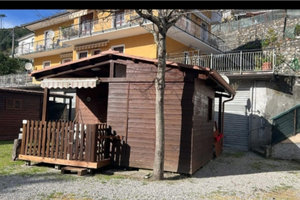 Casetta in legno con roulotte