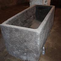 vasca grande e antica di pietra selagite