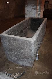 vasca grande e antica di pietra selagite