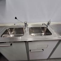 Mobile con ripiani in acciaio