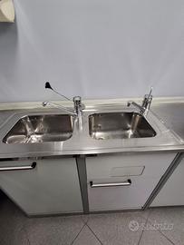 Mobile con ripiani in acciaio