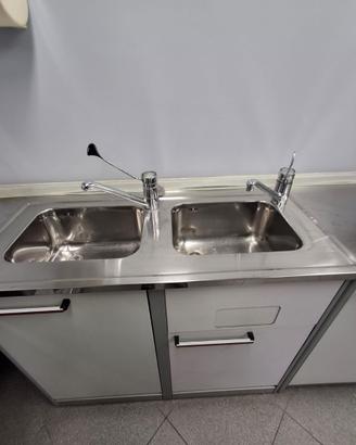 Mobile con ripiani in acciaio