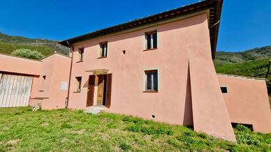 Rustico / Casale di 212 m² con più di 5 locali e b