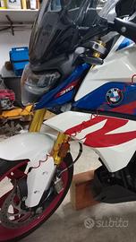 BMW G310R bianco rosso e blu