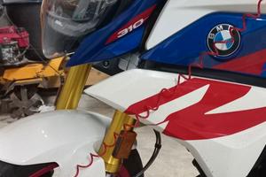 BMW G310R bianco rosso e blu