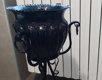 Vaso con piedistallo in ferro battuto