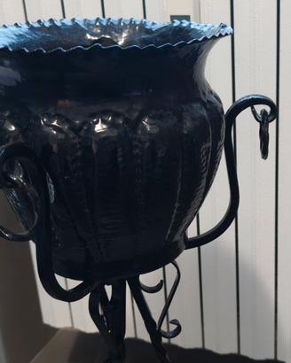 Vaso con piedistallo in ferro battuto
