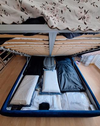 letto matrimoniale con cassettone e comodini