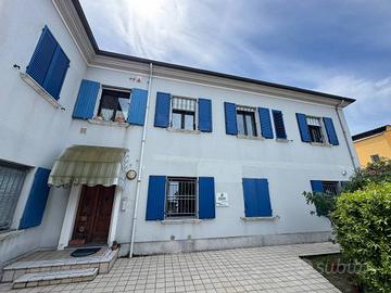 Appartamento di 123 m² con più di 5 locali e box a