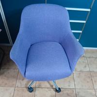 sedia viola con rotelle 