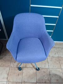 sedia viola con rotelle 