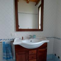Mobiletto in legno con lavabo e specchio