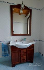 Mobiletto in legno con lavabo e specchio