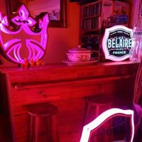 Insegna lulinosa/ porta bottiglia da bar Gin