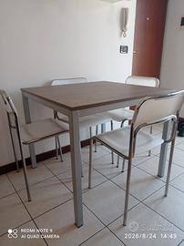 Tavolo 90* 85 con quattro sedie