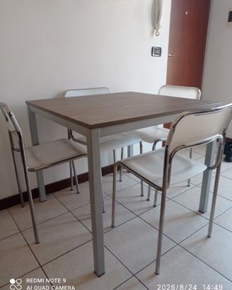 Tavolo 90* 85 con quattro sedie