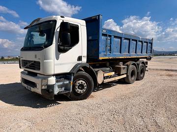 Volvo FE320 con impianto scarrabile