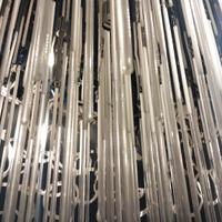 lampadario in acciaio con pendenti in vetro