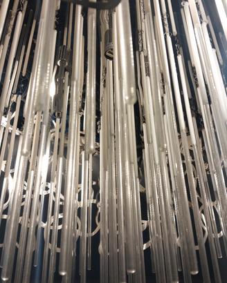 lampadario in acciaio con pendenti in vetro