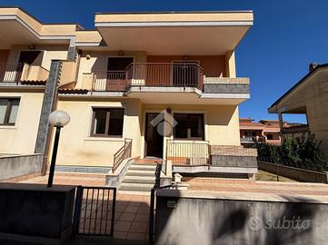 VILLA A SCHIERA A RIPOSTO