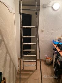 Scala pieghevole in alluminio